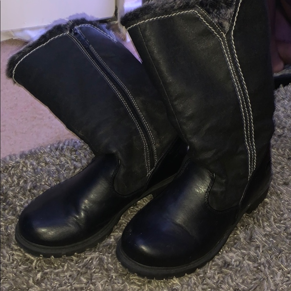 black snow boots
